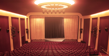 Zdjęcie przedstawia wnętrze pustej kinowej sali.