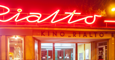 Zdjęcie przedstawia wejście do Kina Rialto. Znajduje się nad nim duży neon z napisem "Rialto".