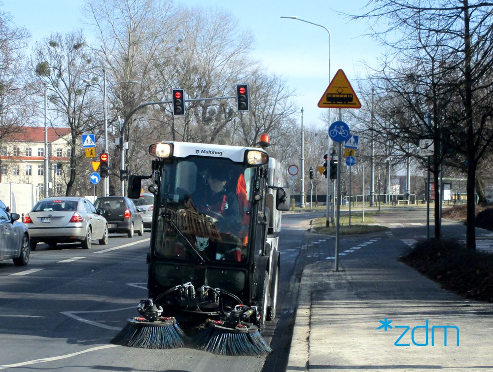 Galeria zdjęć pokazujących pojazdy sprzątające chodniki i drogi rowerowych po zimie - grafika artykułu