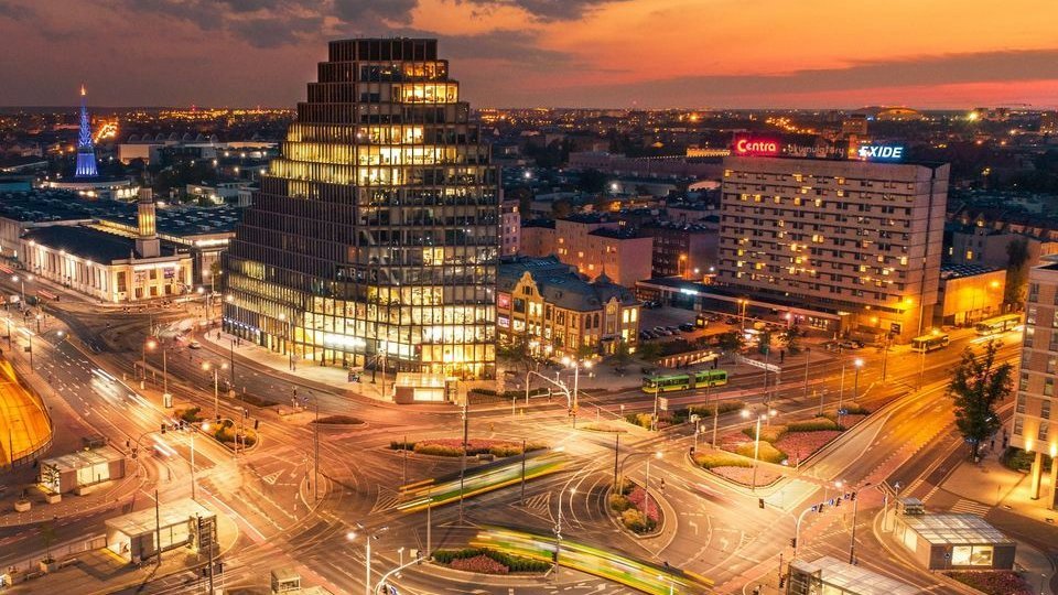 Na zdjęciu panorama Poznania o zachodzie słońca, w centrum Bałtyk - grafika artykułu