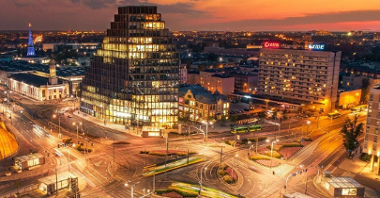 Na zdjęciu panorama Poznania o zachodzie słońca, w centrum Bałtyk