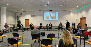 Galeria zdjęć przedstawia spotkanie w ramach Poznańskiego Panelu Obywatelskiego. Widać na nich uczestników spotkania na sali Międzynarodowych Targów Poznańskich.