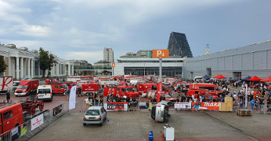 Galeria zdjęć przedstawia Zlot Czerwonych Samochodów na terenie MTP.
