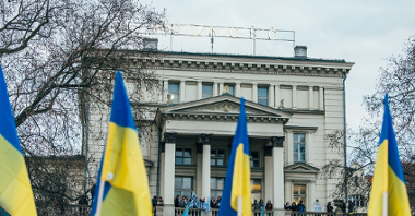 Na zdjęciu ukraińskie flagi przed budynkiem Arkadii na placu Wolności w Poznaniu.