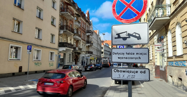 Znak informujący o rozpoczęciu prac i zakazie parkowania