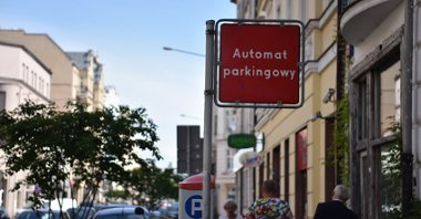Zdjęcie oznakowania i parkometru w strefie płatnego parkowania