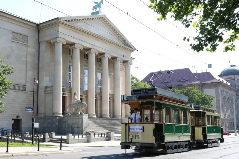 Historyczny tramwaj przed Operą - grafika artykułu