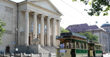 Historyczny tramwaj przed Operą