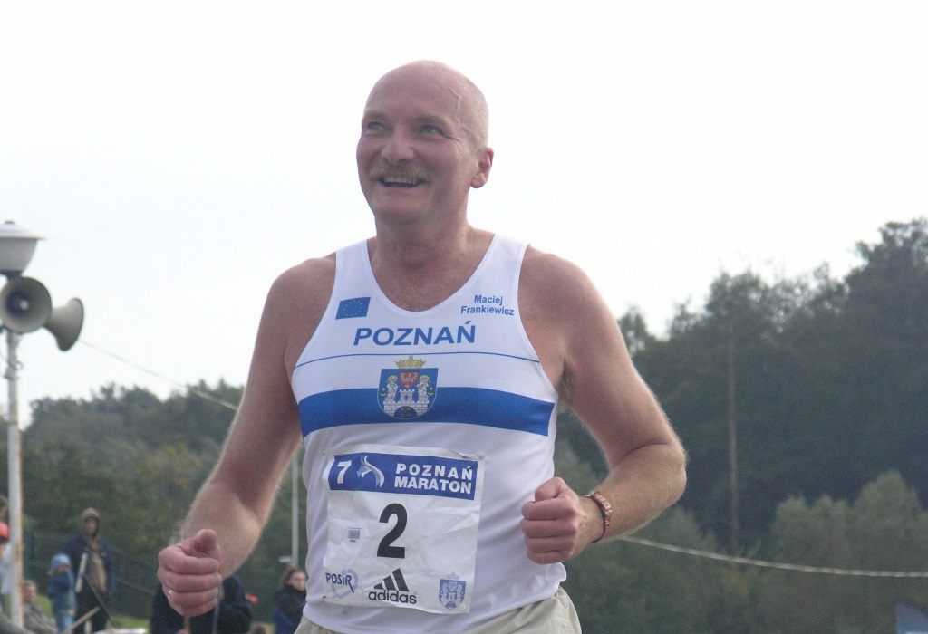 Maciej Frankiewicz był inicjatorem organizowania w Poznaniu maratonu i zawsze brał w nim udział, fot. marathon.poznan.pl - grafika artykułu
