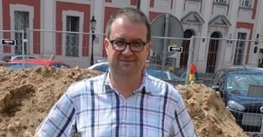 dr Marcin Ignaczak na stanowisku archeologicznym (fot. Urząd Miasta Poznania)