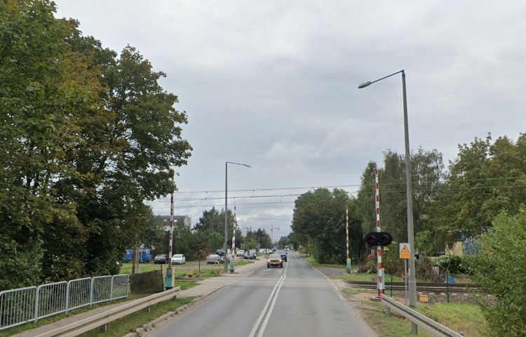 PKP PLK kontynuuje remonty przejazdów kolejowych-drogowych na towarowej obwodnicy Poznania. Od 7 lipca zamknięty będzie ten przy ul. Naramowickiej fot. google street view Przejazd kolejowy w ciągu ul. Naramowickiej