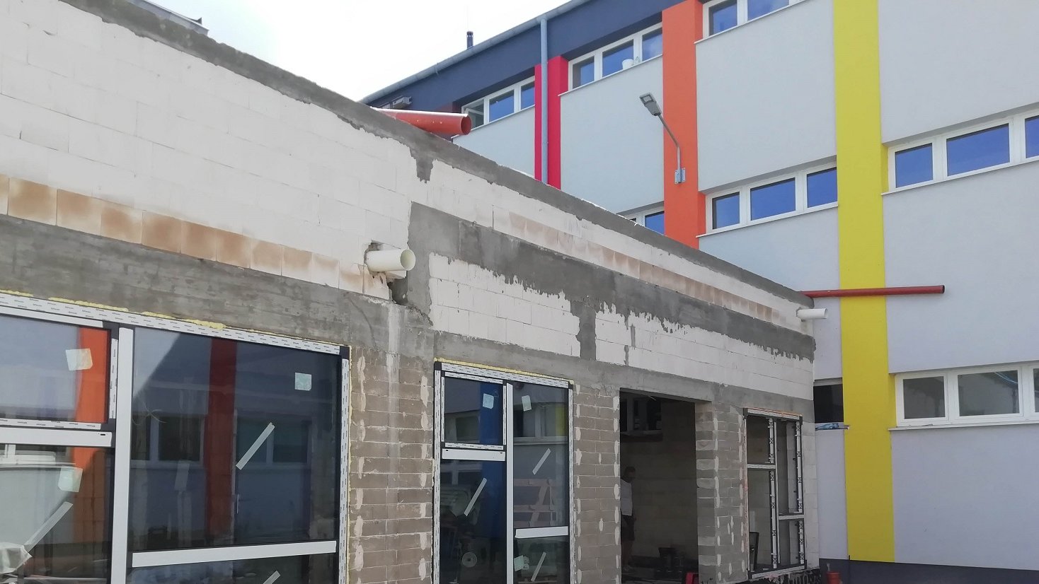 Sala gimnastyczna przy szkole na Głuszynie już pod dachem