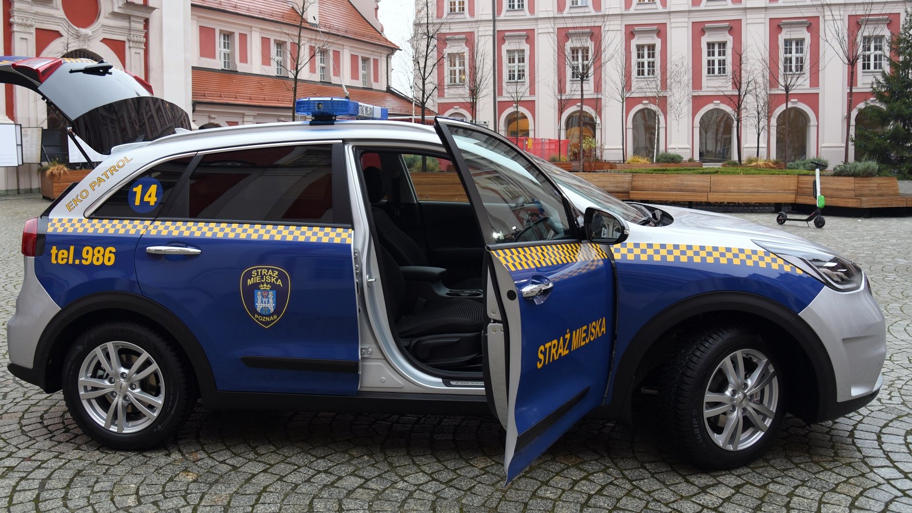 Strażnicy Eko Patrolu otrzymali nowy radiowóz z napędem hybrydowym