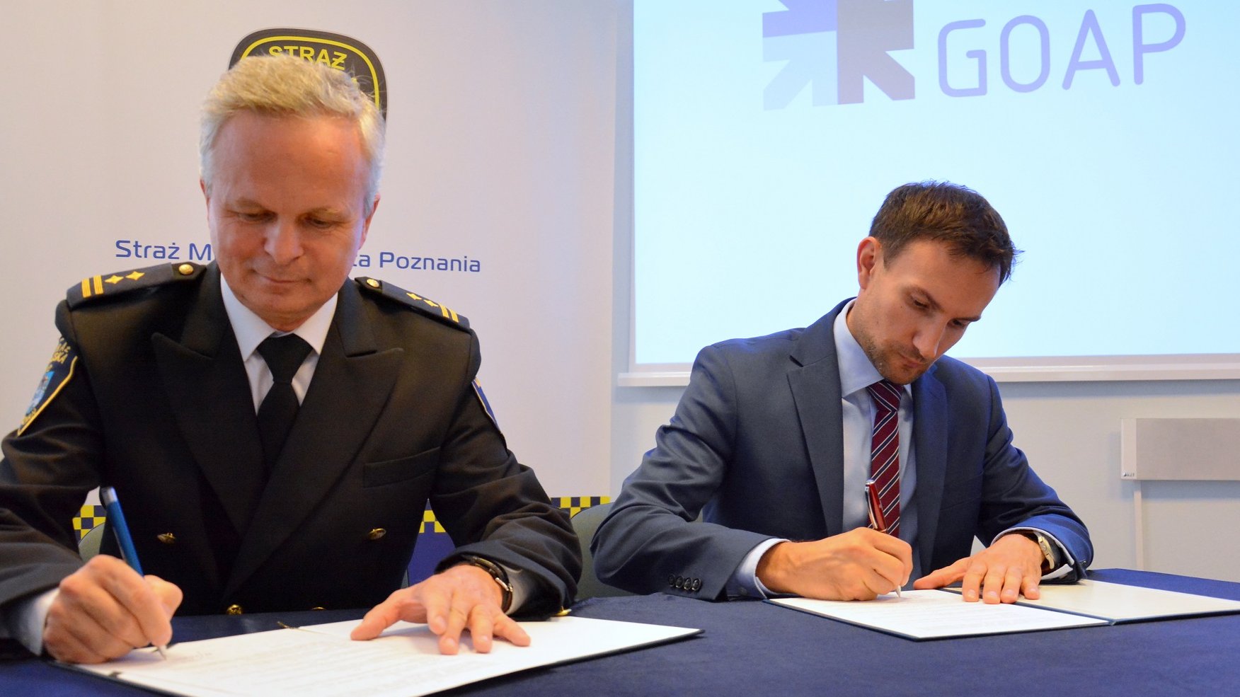 Tomasz Lewandowski, zastępca prezydenta Poznania oraz Waldemar Matuszewski, komendant straży miejskiej, podpisali porozumienie