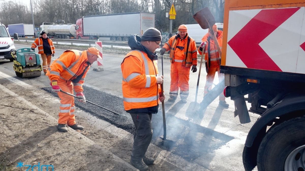 Tylko w styczniu Zarząd Dróg Miejskich w Poznaniu uzupełnił ponad 830 ubytków w nawierzchniach jezdni