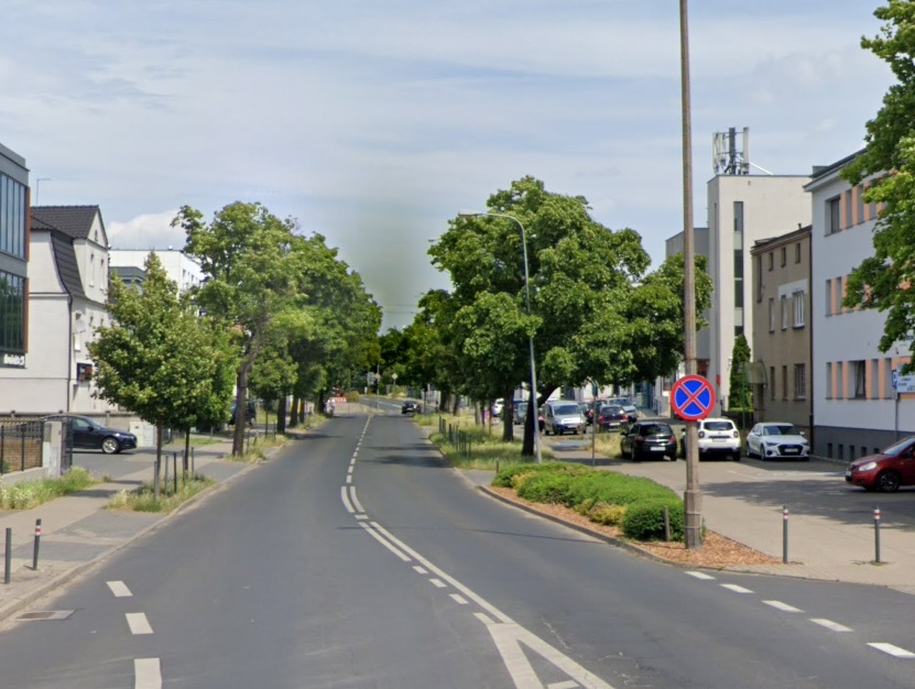 Na ul. Promienistej w Poznaniu doszło do awarii kanalizacyjnej, która wymaga pilnej naprawy fot. Google Street View Ulica Promienista