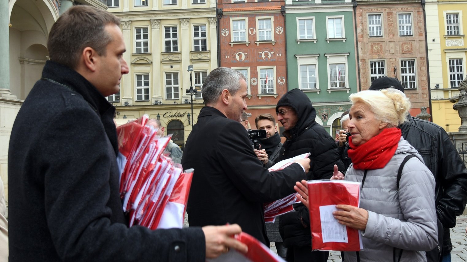 W piątek, na Starym Rynku, zastępcy prezydenta Poznania i Skarbnik Miasta rozdawali poznaniakom biało - czerwone flagi