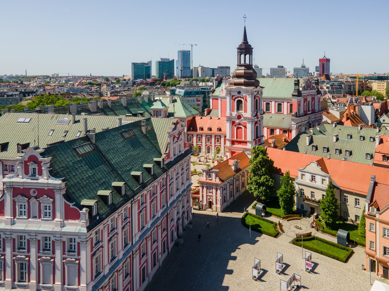 Podczas wtorkowej sesji radni zdecydowali o nowych nazwach poznańskich ulic i skwerów Zdjęcie przedstawia budynek urzędu miasta. Zdjęcie zrobiono z lotu ptaka.