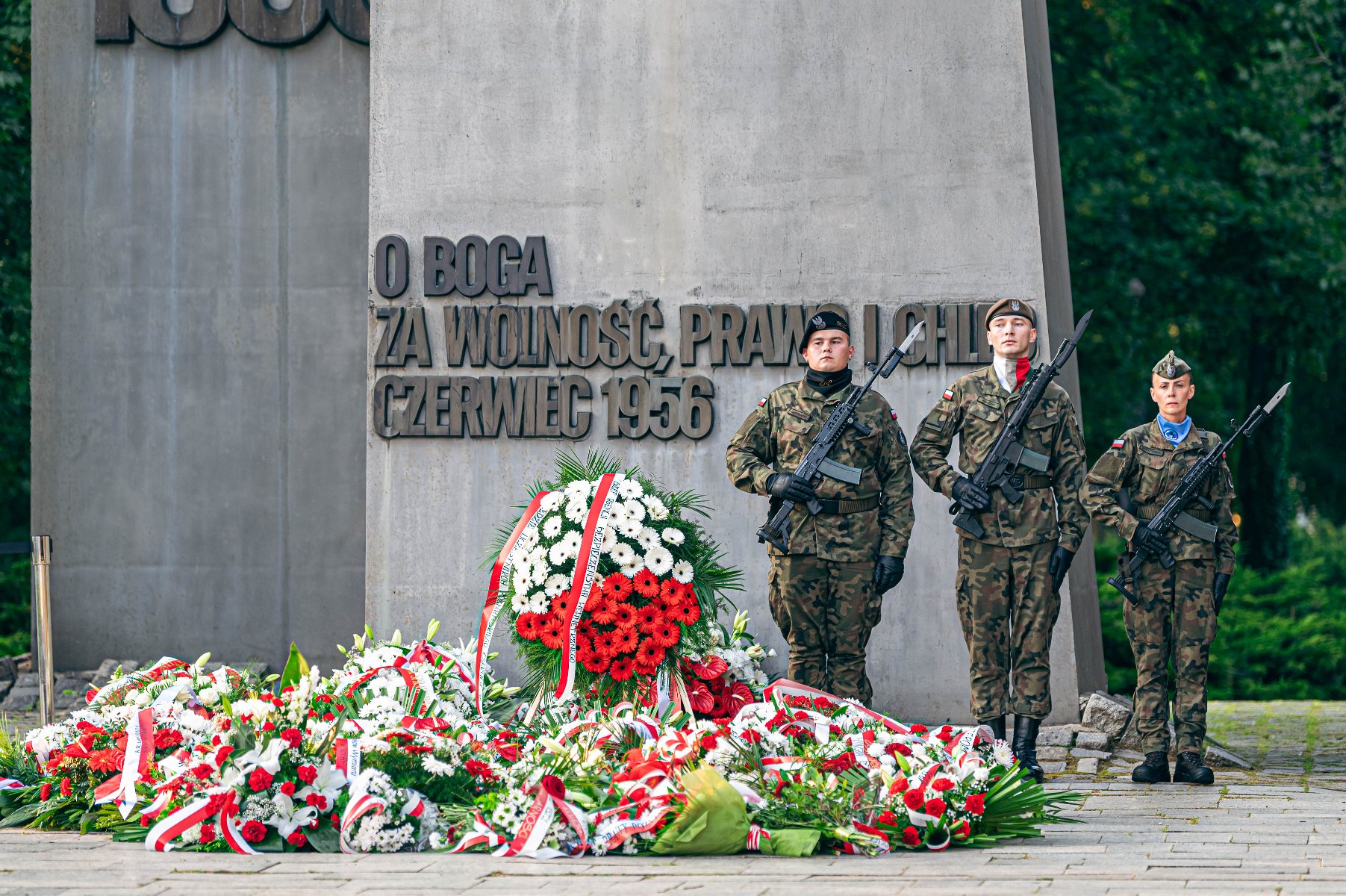 Podczas wtorkowej sesji radni zdecydowali, że 2026 będzie Rokiem Bohaterów Poznańskiego Czerwca 1956 r. Zdjęcie przedstawia wiązanki kwiatów leżące pod pomnikiem Poznańskiego Czerwca 1956 roku.