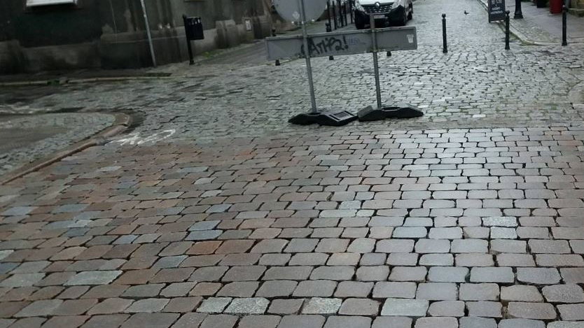 Zeszlifowana kostka brukowa na ul. Woźnej fot ZDM