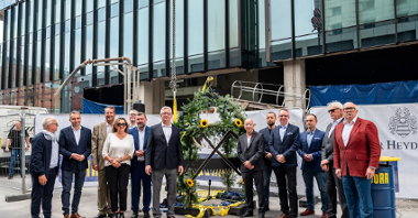 The picture shows representatives of the companies involved in the construction of the Andersia Silver office building and the Mayor of Poznań, Jacek Jaskowiak. In the middle is the symbolic topping out that has been hung under the roof of the office building.
