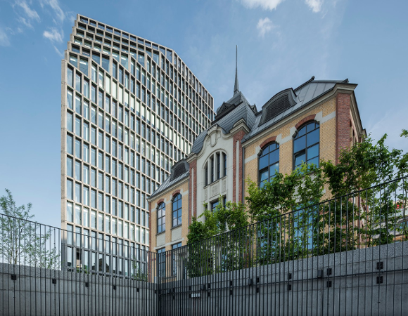 W tym roku Poznań prezentuje 12 atrakcyjnych terenów inwestycyjnych. Fot. Juliusz Sokołowski Biurowiec Bałtyk w Poznaniu. Obok klasycystyczny budynek.