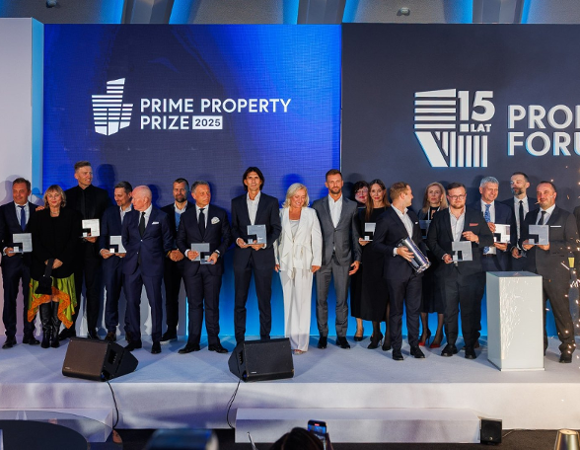 Prime Property Prize należy do najbardziej prestiżowych konkursów w branży nieruchomości w Polsce Grono laureatów konkursu Prime Property Prize. Ubrani w wieczorowe stroje.