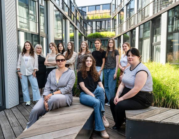 Uniwersytet sukcesu - ubiegła edycja na tarasie budynku przy ul. Za Bramką widoczne są uczestniczki poprzedniej edycji Uniwersytetu Sukcesu