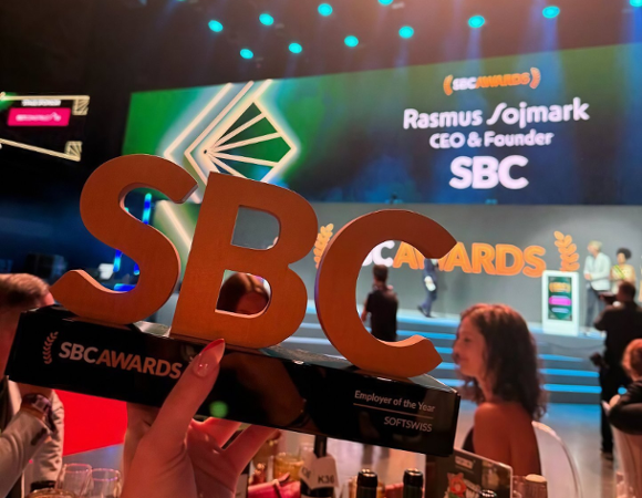 SOFTSWISS po raz drugi z rzędu zdobywa tytuł Europejskiego Pracodawcy Roku 2025 nagroda z napisem SBC na tle gali