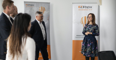 Obrazek przedstawia zastępczynię dyrektora Biura Obsługi Inwestorów Katarzynę Sobocińską w trakcie składania gratulacji przedstawicielom firmy BPX S.A.