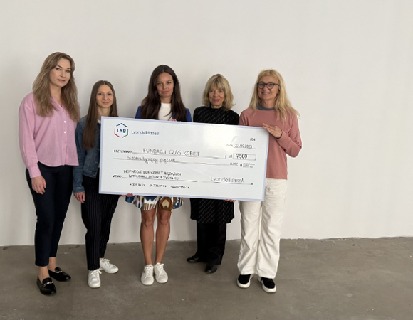 LyondellBasell wspiera lokalne społeczności w Poznaniu (fot. LyondellBasell) pięć kobiet trzyma czek dla Fundacji Czas Kobiet