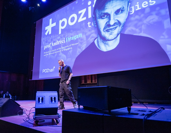 Pozitive Technologies 2024 Prof. Andrzej Dragan na scenie Pozitive Technologies