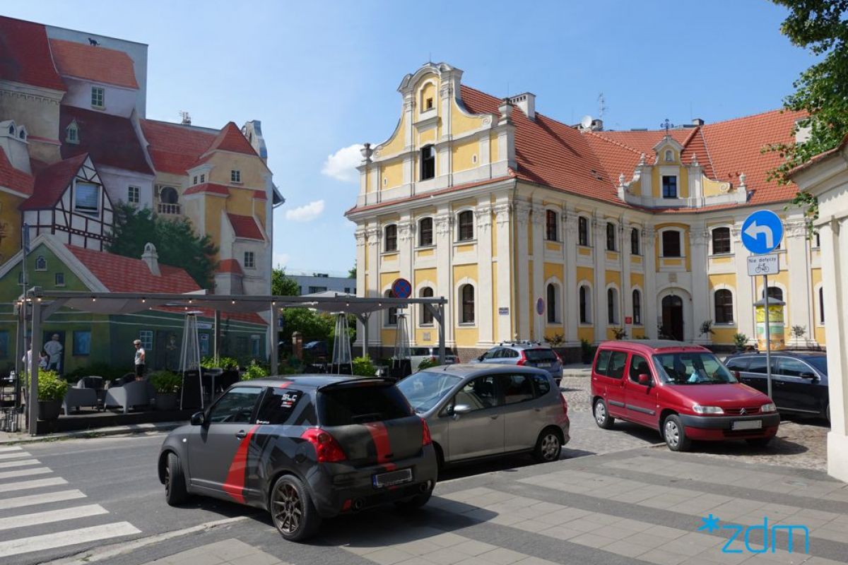 Strefa płatnego parkowania miałaby działać na Śródce, Ostrowie Tumskim i Zawadach - grafika artykułu