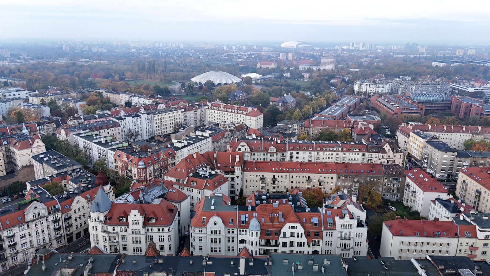 W nadchodzący weekend będzie można się swobodnie poruszać ul. Wyspiańskiego fot. PIM Zdjęcie dachów kamienic na Łazarzu. W tel widać Arenę