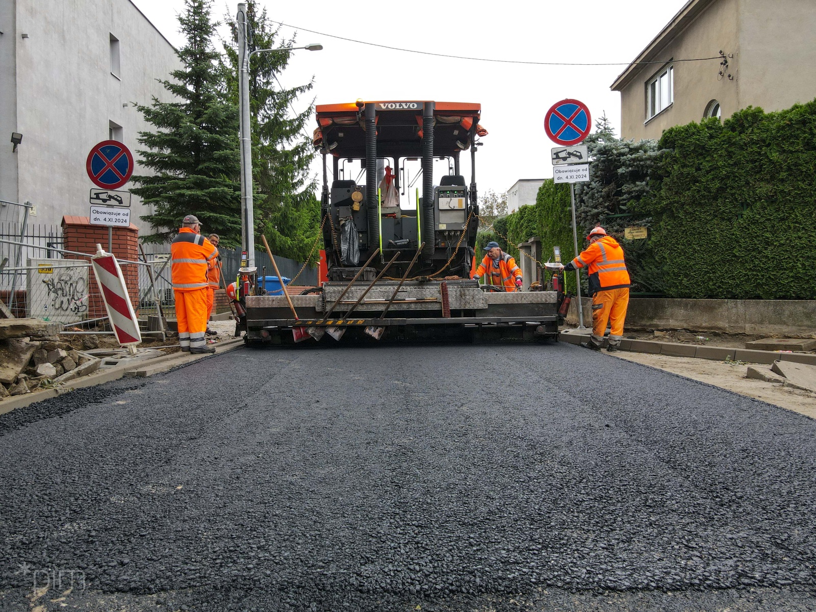 Trwa przebudowa ul. Radosnej na Ogrodach, na odcinku od ul. Dąbrowskiego do ul. Bukowskiej fot. PIM Zdjęcie prac przy układaniu nowej nawierzchni. Widać pracowników i wielką maszynę
