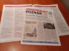 Senioralny Poznań październik 2025 dwie gazety na stole, jedna otwarta, druga położona stoną tytułową