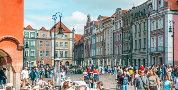 Majówka to dobra okazja na spacery po mieście Na zdjęciu Stary Rynek pełen ludzi