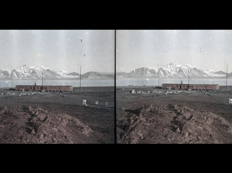 Polska Wyprawa Naukowa na Spitsbergen 1957-1958 Polska Stacja Badawcza Hornsund. W tle fiord.