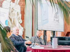 Fotorelacja z promocji książki "Dzieła zebrane" Rozmówcy panelu dyskusyjnego siedzą przy stole.