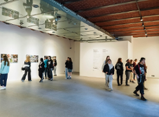 Wystawa pokonkursowa pierwszej edycji Poznańskiej Nagrody Fotograficznej (Galeria Na Dziedzińcu w Starym Browarze), fot. materiały organizatorów w sali wystawowej około kilknunastu osób ogląda wystawę fotografii, fotografie zawieszone są na białych ścianach