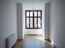 Zdjęcie przedstawia wnętrze pustego mieszkania.