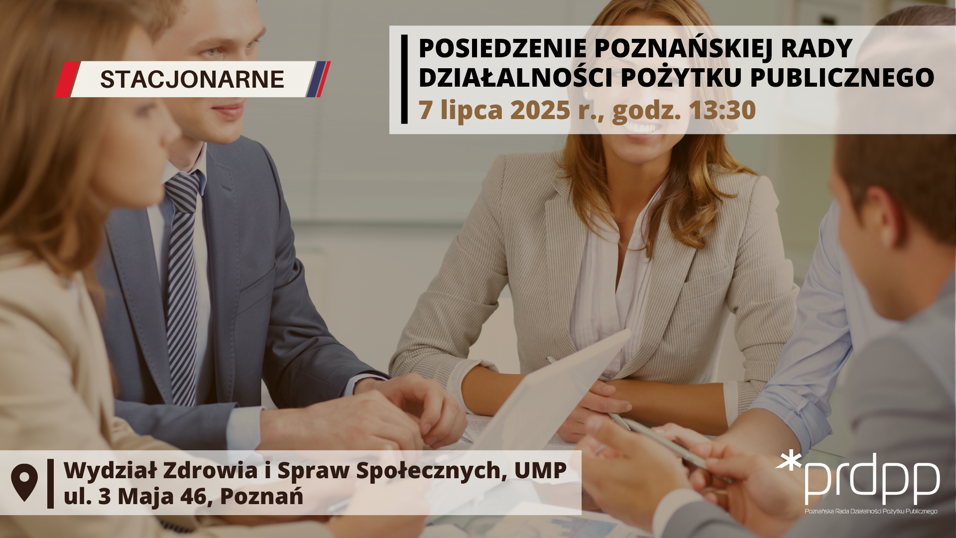 Najbliższe posiedzenie Poznańskiej Rady Działalności Pożytku Publicznego odbędzie się 7 lipca 2025 r., o godz. 13:30, stacjonarnie. dwie kobiety oraz dwóch mężczyzn siedzących przy stole, rozmawiających, na stole laptop oraz dokumenty, ubrani w sposób elegancki, na grafice napisy: stacjonarne, posiedzenie Poznańskiej Rady Działalności Pożytku Publicznego, data, miejsce spotkania oraz logotyp PRDPP