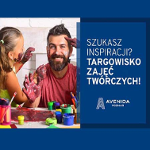 Dziewczynka maluje z tatą plakatówkami
