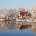 dom nad wodą w zimowej panoramie