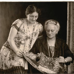 Helena i Wiesława Cichowicz z gorsetem krakowskim, ok. 1920, archiwum ME