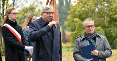 Zdjęcie przedstawia przemawiającego przewodniczącego Rady Miasta Poznania i wicedyrektora Wydziału Oświaty.