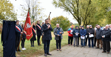 Zdjęcie przedstawia przemawiającego wiceprezydenta Wiśniewskiego. Obok widać innych zgromadzonych.