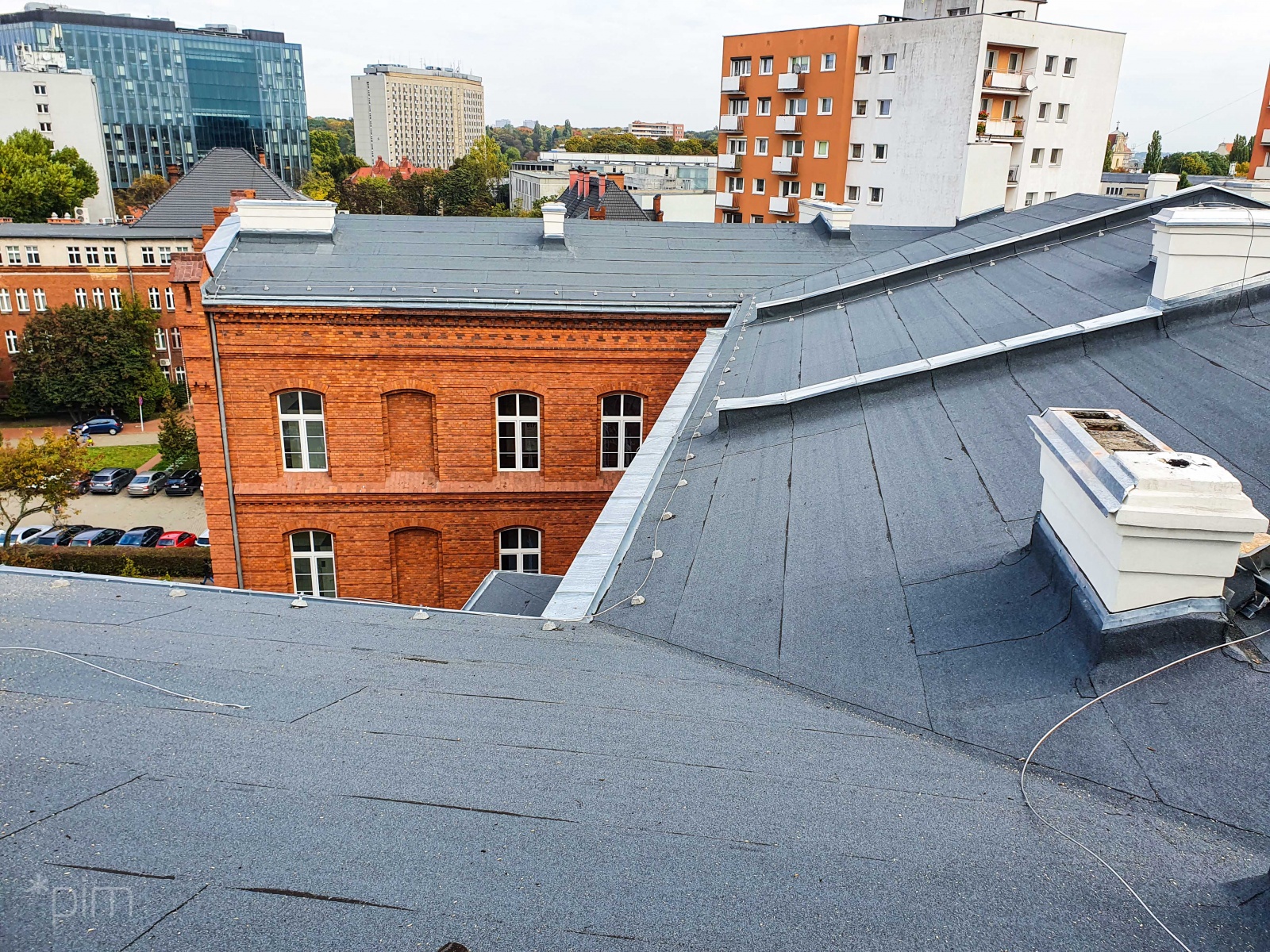 zdjęcie przedstawia dach budynku - grafika artykułu