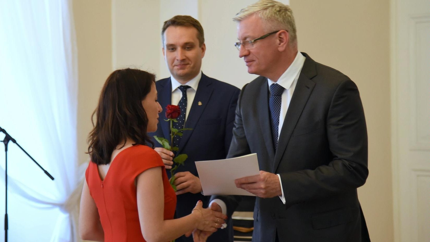 Około 90 nauczycieli, pedagogów i dyrektorów poznańskich szkół i przedszkoli odebrało nagrody Prezydenta Miasta Poznania