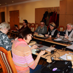 seniorzy uczą się obsługi tabletu